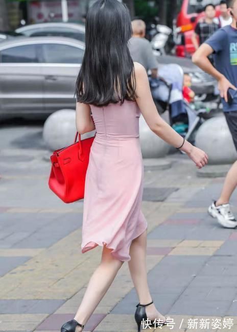 高跟鞋|粉色吊带裙+一字小高跟,简单大方又不失时髦,独特气质一览无余