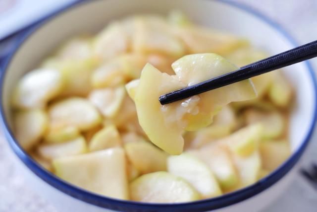 素菜|天气热，晚餐多吃这样的素菜，鲜嫩多汁又爽口，多吃也没负担