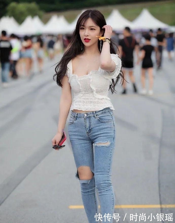破洞牛仔裤 夏日简约休闲风穿搭,时尚女生更爱破洞牛仔裤,省心好穿又耐看