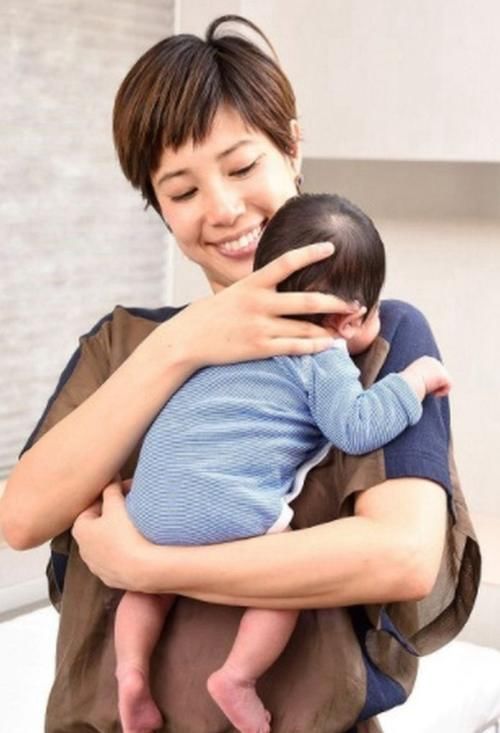 姿势|“最嫩外婆”走红,产房外第一个给娃踩生,教科书式抱娃值得学习