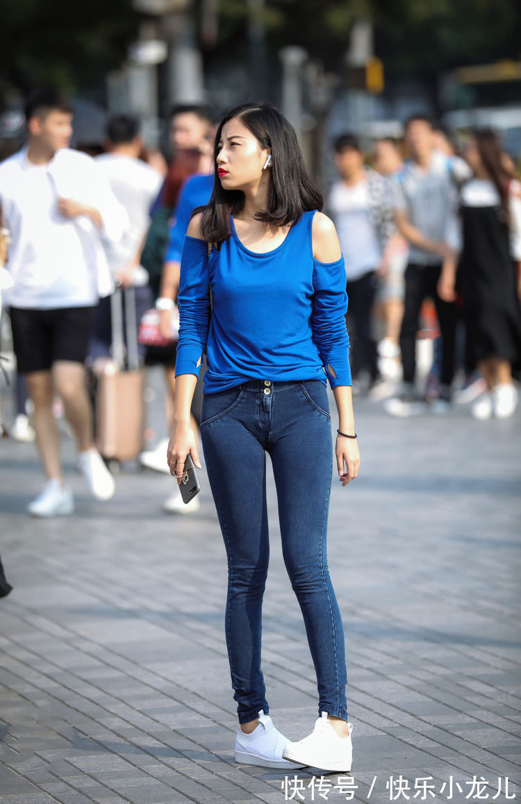 长袖衫 爱穿透明牛仔裤的女生，不仅穿搭的简约，更凸显出自信与个性的美