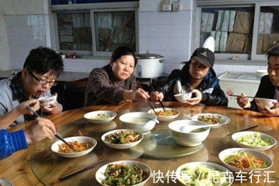 胃口|长大后没本事的孩子,吃饭时多半会有3个坏习惯,家长早纠正