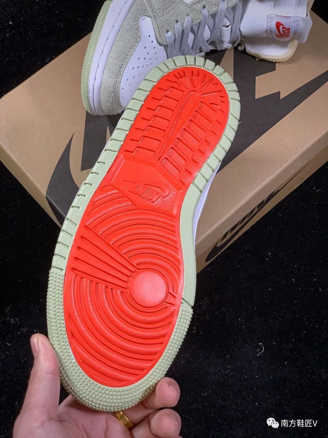 多种材质拼接,质感很绝!这双 Air Jordan 1 Zoom 很难不心动!