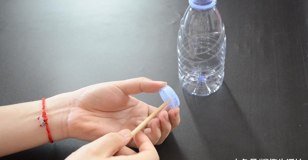 塑料瓶别再扔了, 改造一下, 秒变清洁神器, 解决了家家户户的难题