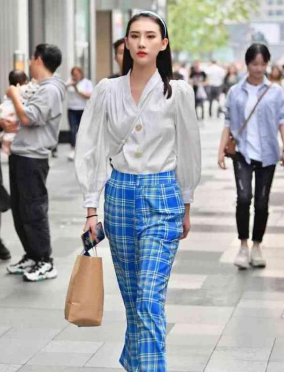 街拍:清爽美丽的女孩,美丽的穿搭,尽显女神风范