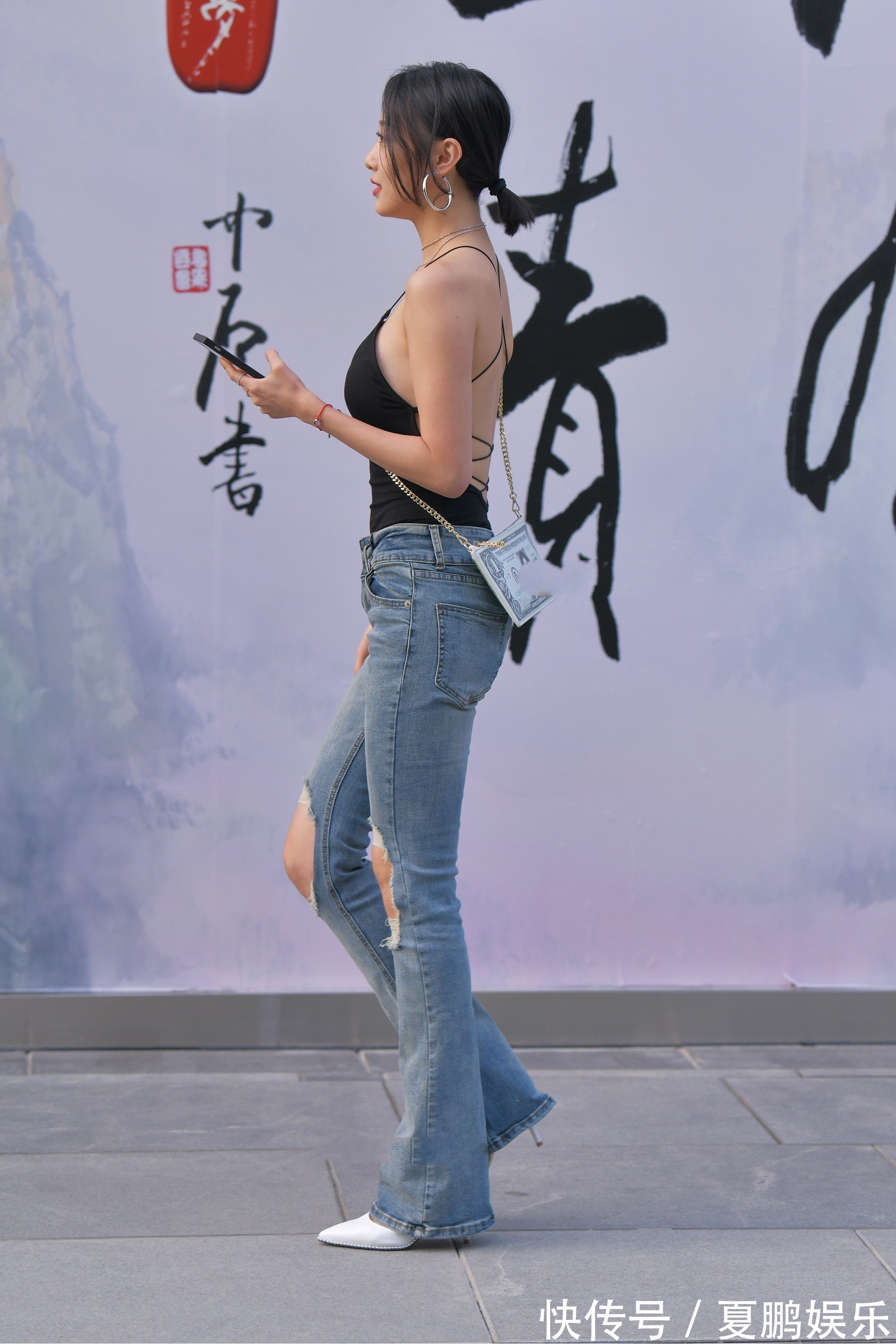 吊带 黑色吊带搭配破洞牛仔裤,青春时尚,轻松减龄