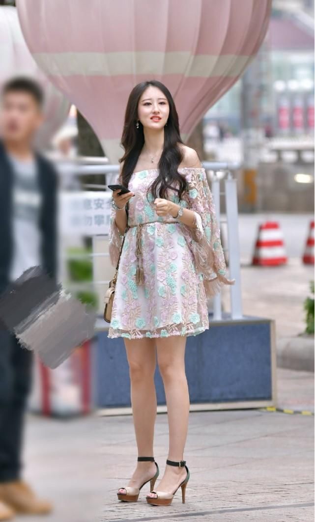 做工精致的一字肩短裙，加上鱼嘴高跟凉鞋，妥妥的女神形象