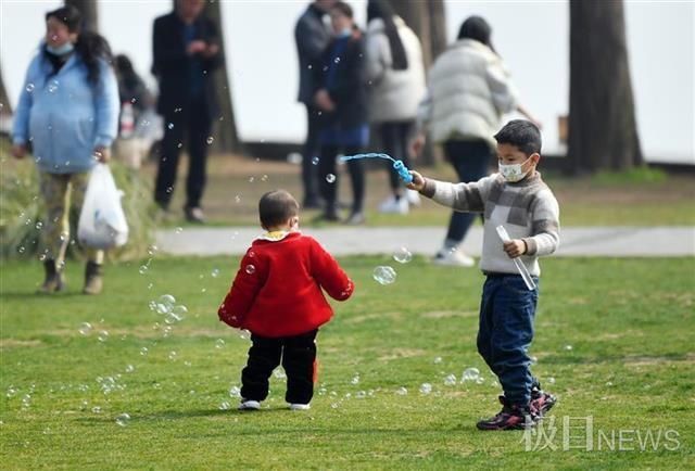 老年|新年春色浓，惹得游人醉