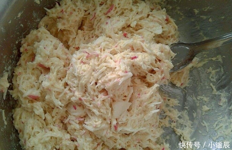 萝卜|60岁奶奶炸萝卜丸子:调面糊时,不加水只加它,丸子又香又脆
