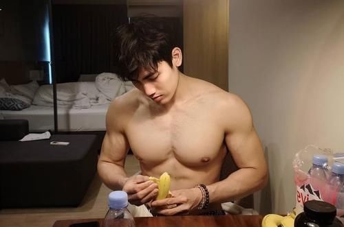 撩人|俊俏型男有一身漂亮肌肉,胸肌、腹肌、臂肌紧实,人鱼线性感撩人