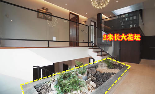 转角处|这个想法好，砖砌2米长花坛在楼梯转角，打造一个室内花园，漂亮