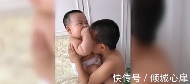 头胎|自从妈妈生了弟弟后,相差5岁的哥哥都不知咋稀罕好了,超温馨