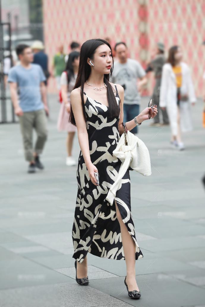 街拍书香气质的小姐姐,自己在裙子上“作画”,才女就是不一样