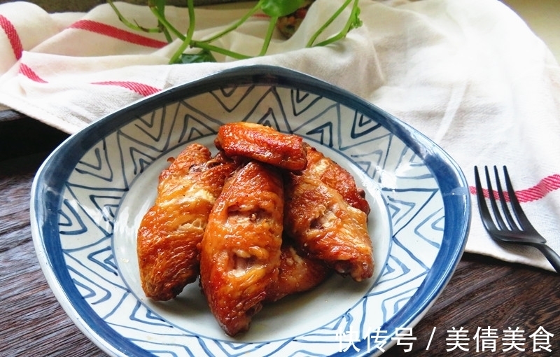 肉质|鸡翅这样做不用一滴油,表皮酥香,肉质鲜嫩,女儿一口气吃8个!
