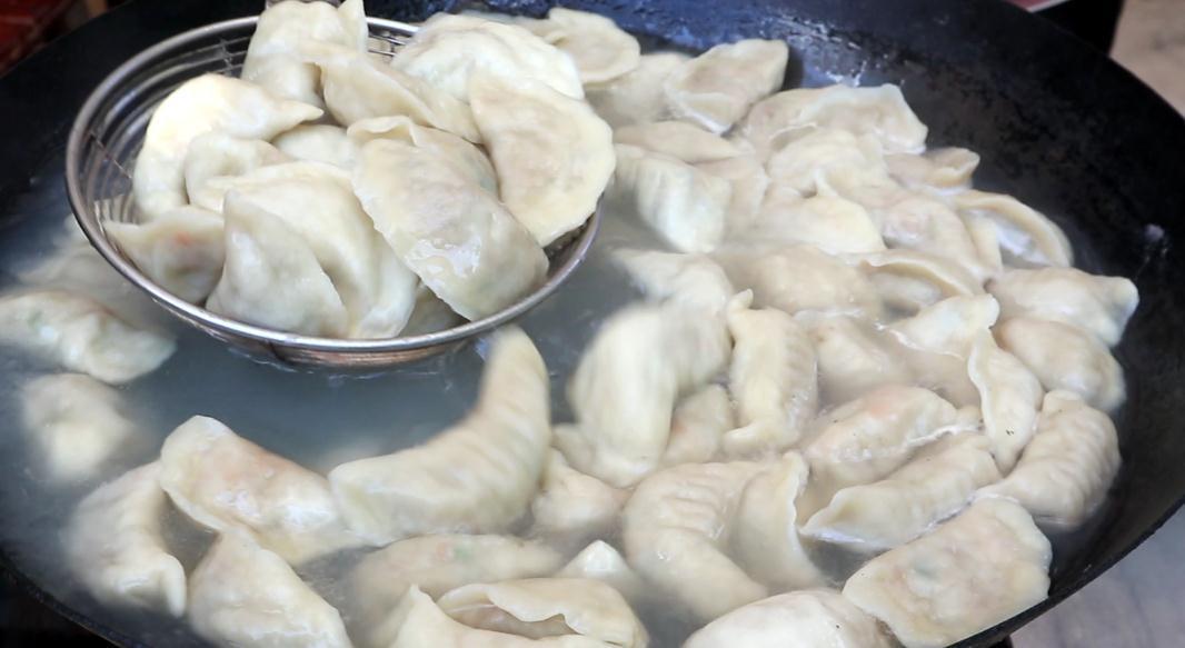 煮饺子是盖盖煮还是开盖煮？其实有讲究，难怪以前煮饺子老是破皮