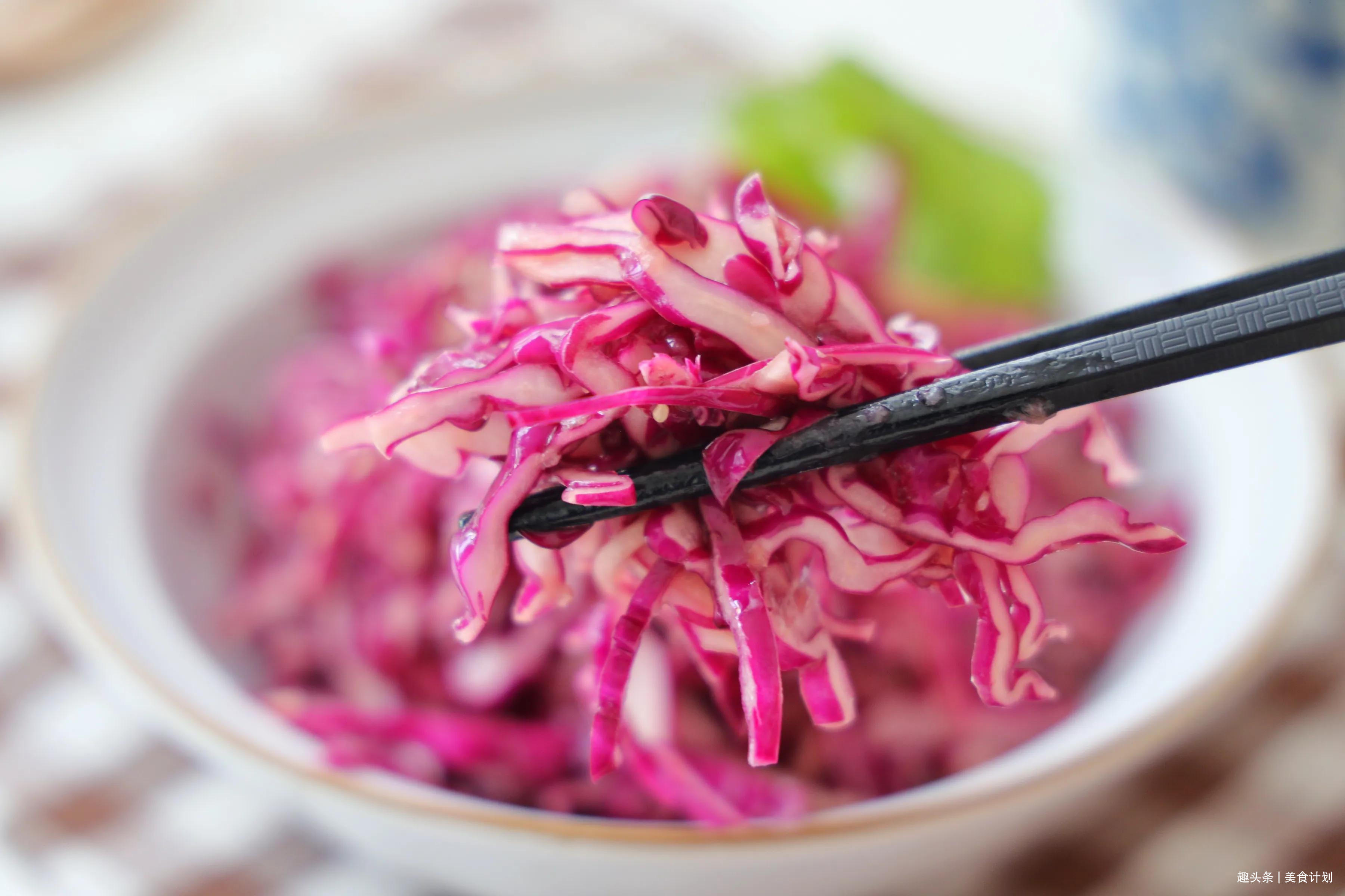 天热了,我家最爱的凉拌紫甘蓝,清凉爽口,富含花青素,超级好吃