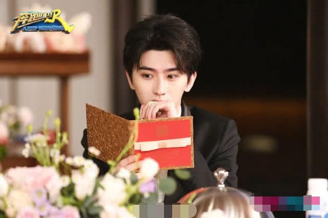 整容实锤？蔡徐坤被小女孩捏脸，面部肌肉太僵硬