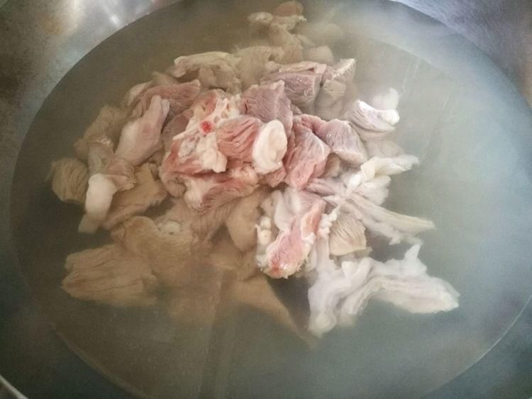 天冷了,炖一锅羊肉汤暖暖身,鲜美滋补,做法还不难