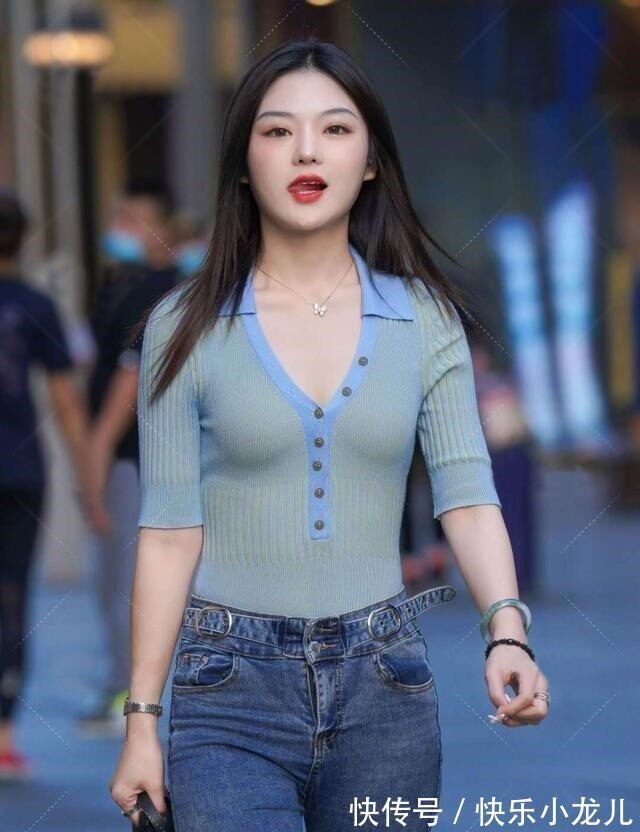 苗条 蓝绿色V领上衣搭配紧身牛仔裤,自信又时尚,更显女神范气息