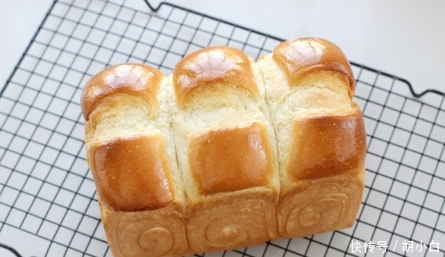 发酵|吐司面包的经典做法,无需加蛋组织细腻柔软,奶香浓郁值得等待!