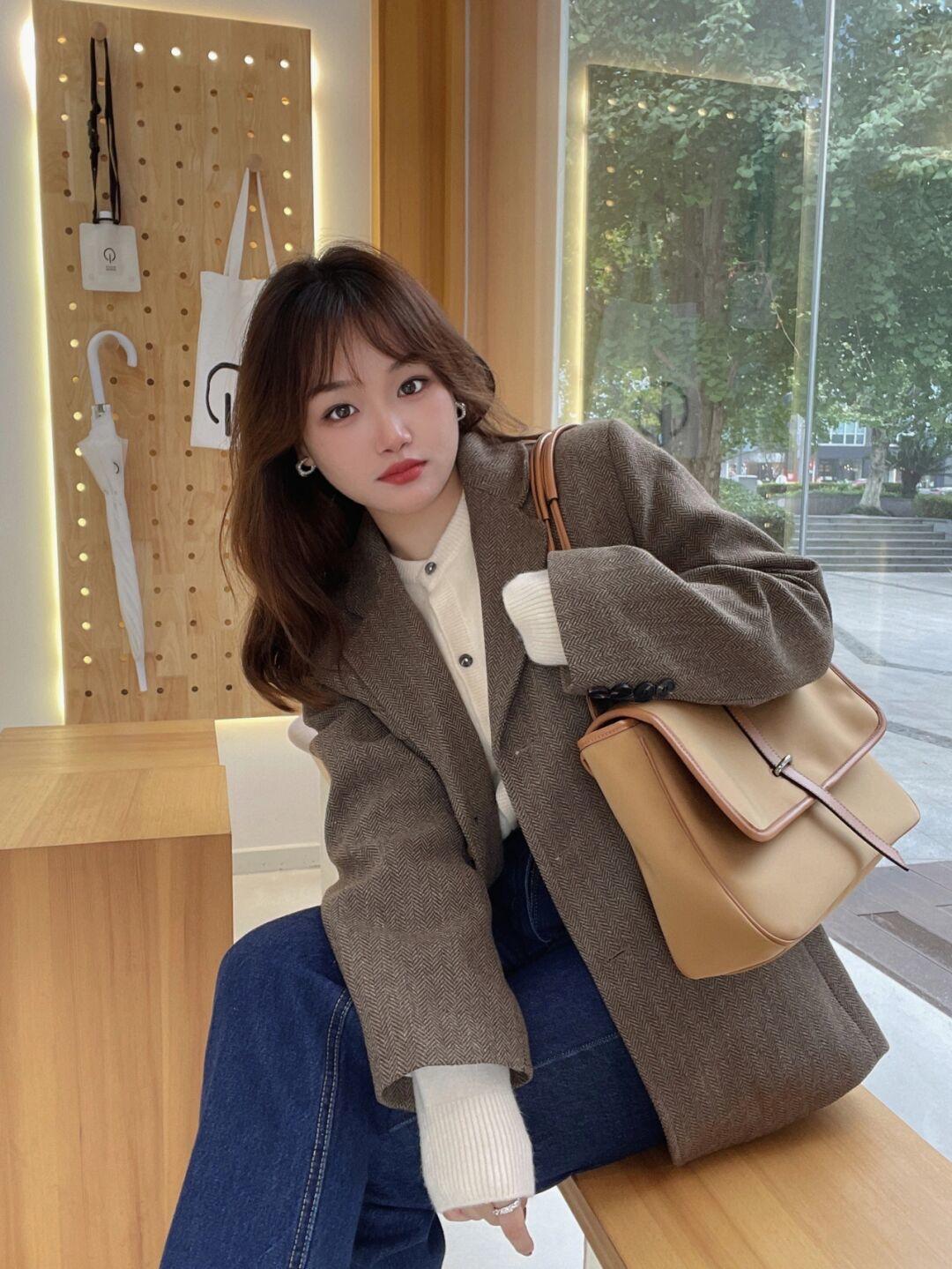 时尚博主|秋冬韩系不露腿穿搭怎么穿?西装格子外套+牛仔裤,复古又时髦!