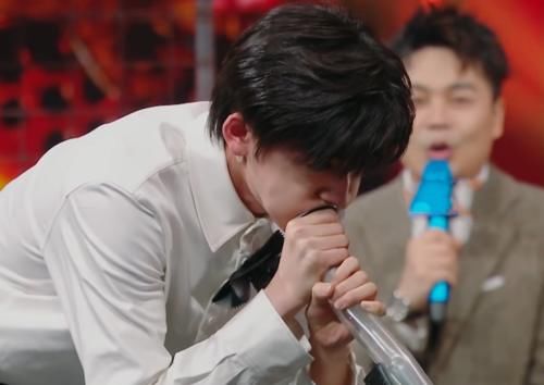 宋亚轩使劲吹水管,五官挤在一起,脸上的一处凸起令粉丝傻眼了