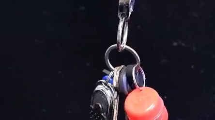 热熔胶|把两个塑料瓶盖粘在一起,挂在裤子上,全家人都要抢着用,太棒了