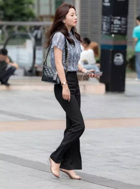 轻松|街拍高跟鞋简约搭配,小姐姐轻松穿出时尚、彰显女人味