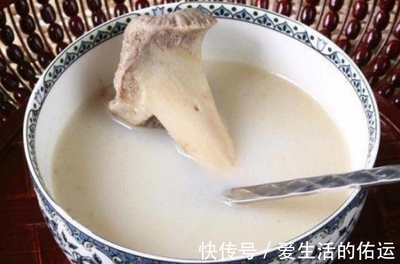 炖骨头汤,只放3个料就够了,炖好后汤白不黑,鲜美不腥不油腻