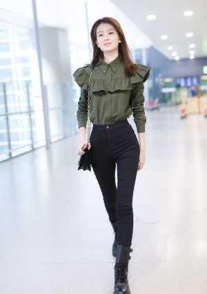 厉害了乔欣，荷叶边衬衫配修身裤勒出巴掌腰，“漫画腿”真实存在