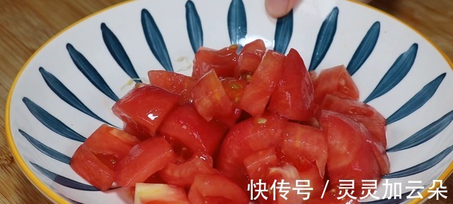 塑料瓶|想吃疙瘩汤,一个塑料瓶轻松搞定,1分钟做出一大盘,长见识!