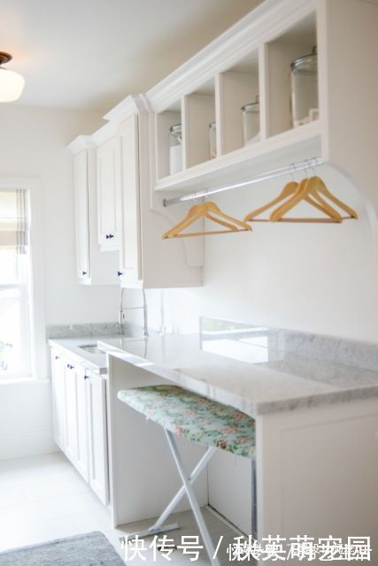 晾衣杆|国内阳台晒满衣服,家里来人太尴尬!不如学国外隔个洗衣房,好用