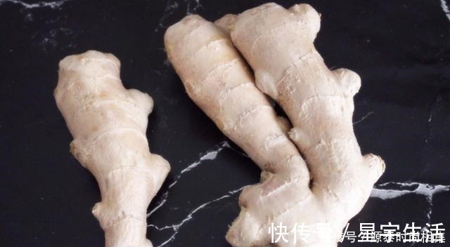 生姜放久了就干瘪,试试这个小妙招,不管放多久都新鲜,特别实用