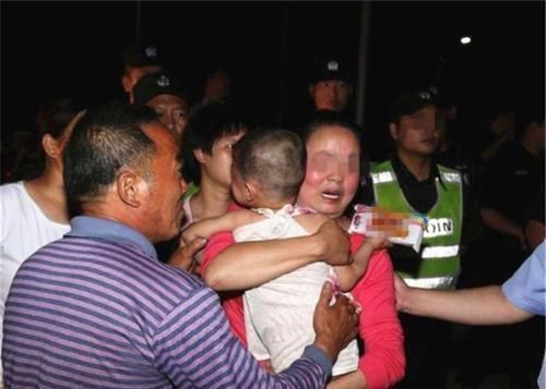 小田|火车上宝宝睡得正香，乘客夸孩子妈妈带娃太省心，转头却直接报警