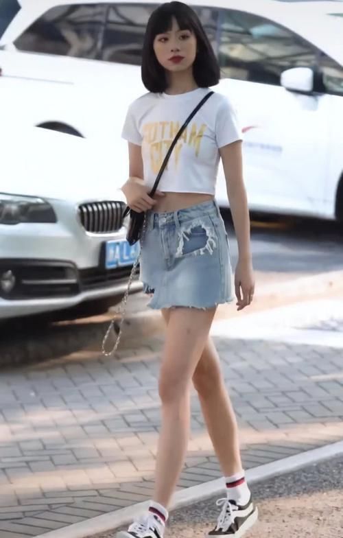 单穿牛仔裙只会很俗,学学她内搭一条牛仔裤,再显3cm更时髦