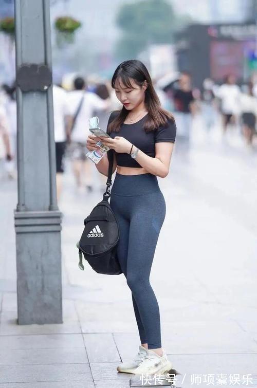 手臂 瑜伽裤的多种风格搭配,简单却很个性,极具气质