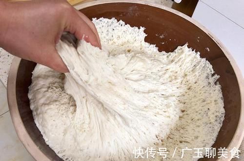 发面蒸馒头，别再用水和牛奶和面了！加它做，馒头又香又白很好吃