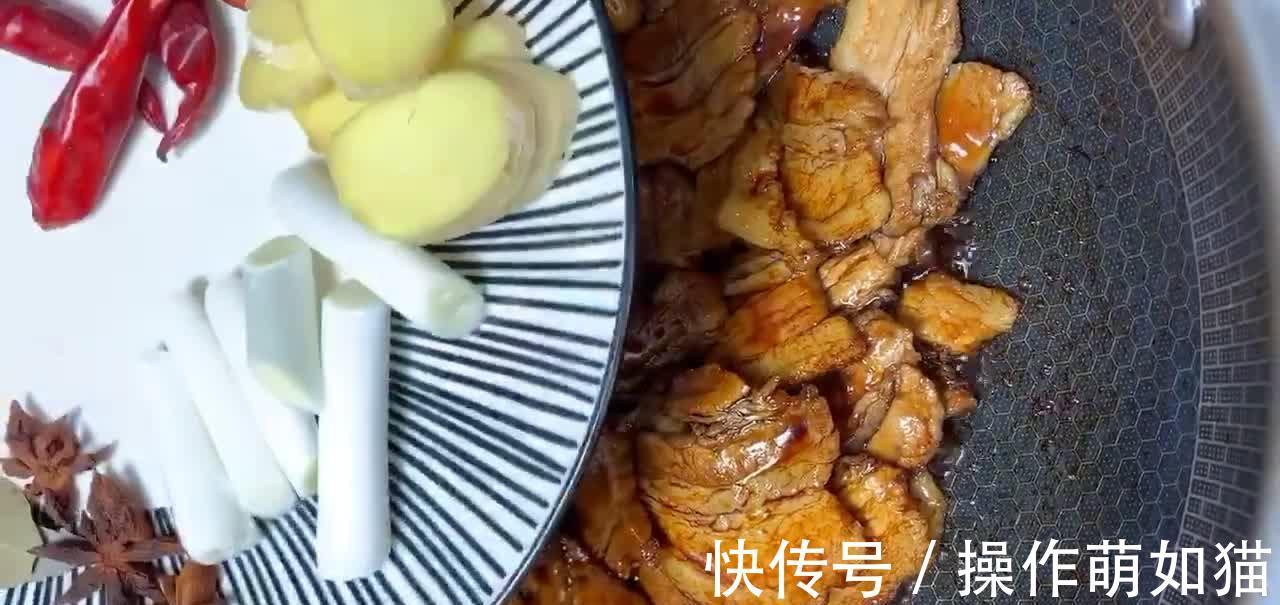 红烧肉炖宽粉,柔软劲道,肉香味浓,东北人从小吃到大的人间美味