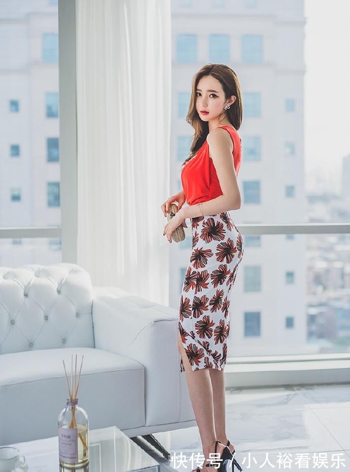 衣服|听说红色的衣服能带来好运，和半身裙搭配太合适了