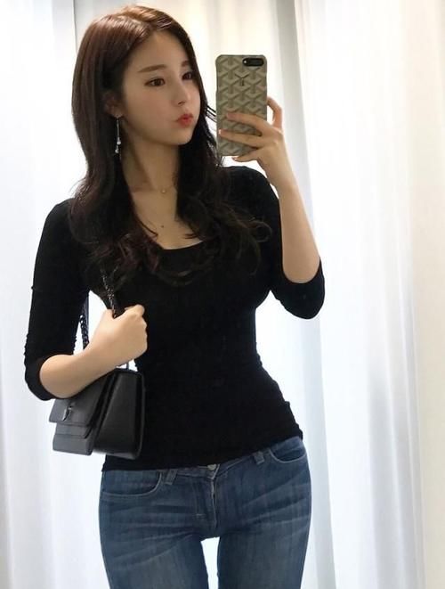 身材|紧身牛仔裤美女，装扮尽显女性柔美气息，美得自然美的出众！