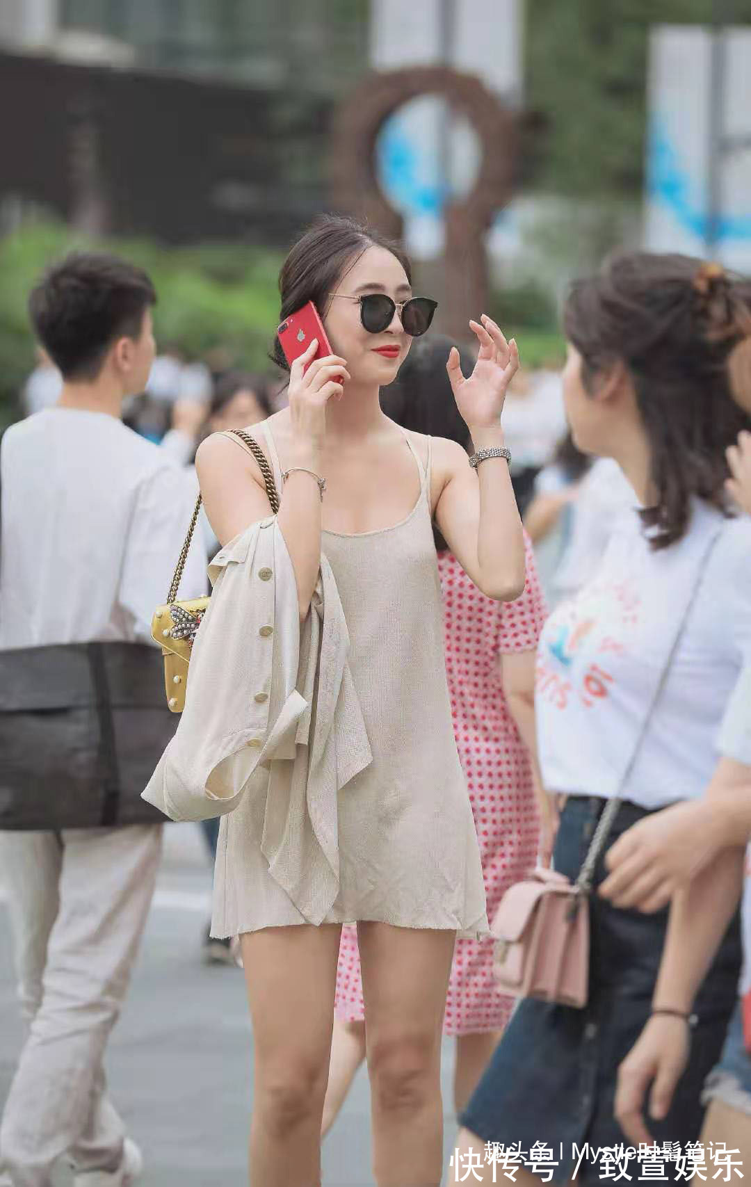 小姐姐 非常温柔显气质的穿搭,米白色吊带裙+开衫,让你轻轻度过一周哦