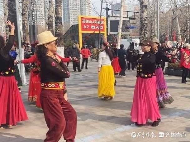 百旺！英雄山景区里的百旺舞蹈团：平均年龄60岁，从小广场跳到大舞台