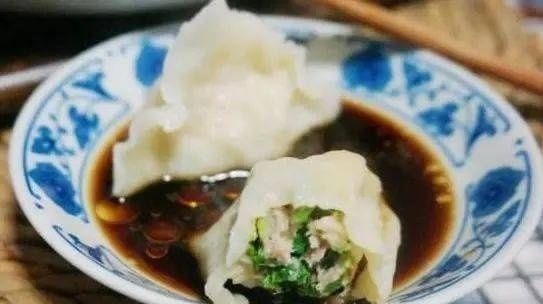 调肉馅时,有人先加水,有人先加油,顺序弄错,饺子吃着不鲜不嫩