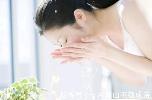 卸妆|提醒女性：40岁后是保养黄金期，每天睡前坚持“2不3要”，更健康