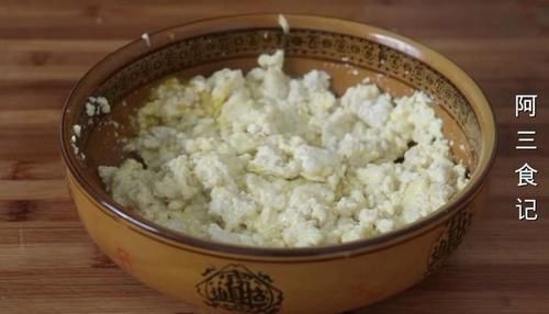 芹菜叶加豆腐一起做，实在太香了，营养又解馋，一次一大盘不够吃