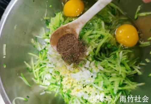 炸萝卜丸子怎么做才酥脆?牢记“4放2窍门”,丸子不散,蓬松酥脆