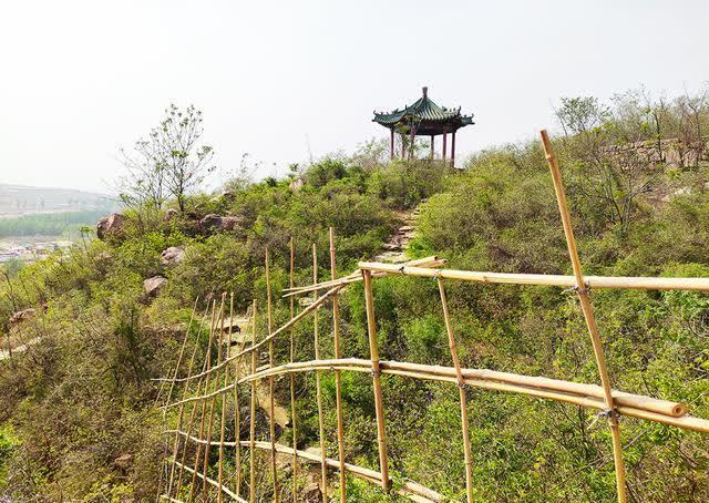 巨石|石家庄平山有座千年历史佛教名山，绝壁架桥，巨石临空，古迹众多