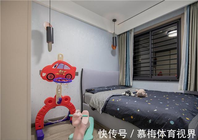 隔断|122㎡意式轻奢风:设计师巧用玻璃门替代隔断,打造明亮舒适家