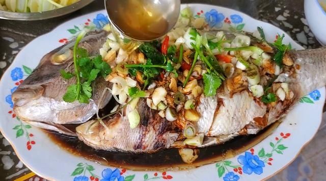 清蒸鱼时,很多人第一步就错了,难怪腥味重不入味,教你正确做法