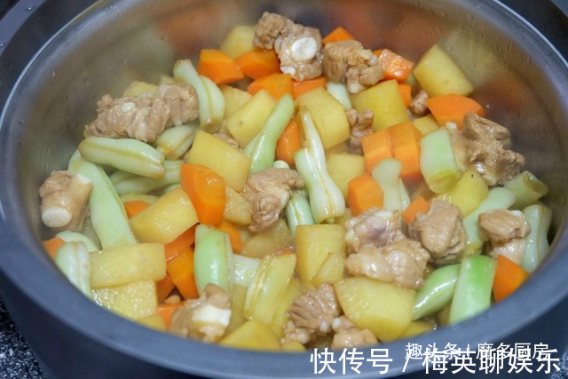 电饭锅只蒸白米饭太浪费,4种食材和大米同煮,有肉有菜香喷喷